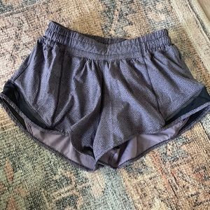 Lululemon Hotty Hot Low Rise 2.5”